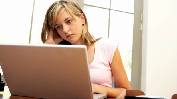 Estudo aponta dependência de mulheres por ensino online em emergentes