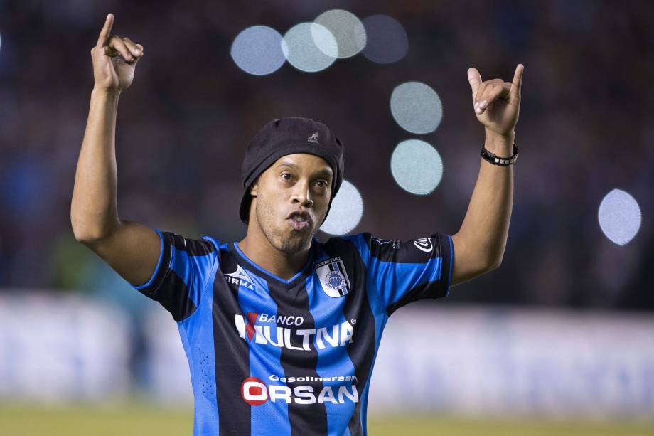Ronaldinho Gaúcho foi recebido com festa, mas perdeu um pênalti em sua estreia pelo Querétaro