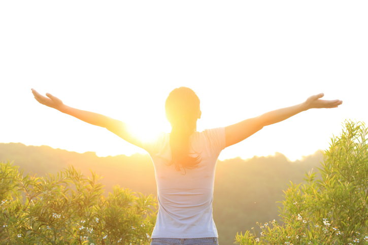 Para evitar a carência de vitamina D recomenda-se a exposição diária do tronco, braços e pernas ao sol, sem filtro solar, por apenas 10 minutos, entre às 10h00 e às 15 horas