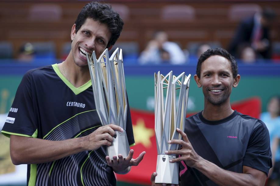 O brasileiro Marcelo Melo e o sul-africano Raven Klaasen exibem troféus em Xangai