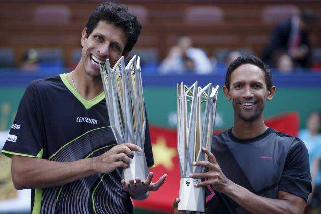 O brasileiro Marcelo Melo e o sul-africano Raven Klaasen exibem troféus em Xangai O brasileiro Marcelo Melo e o sul-africano Raven Klaasen exibem troféus em Xangai