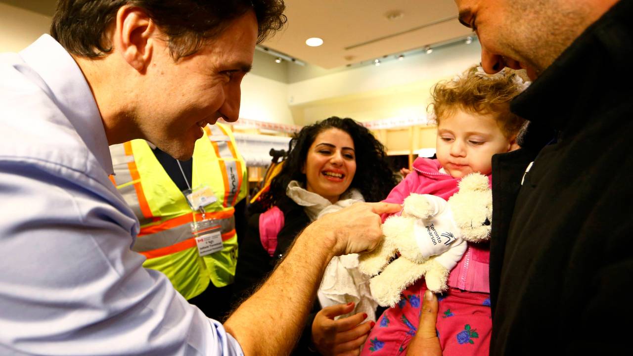 O primeiro-ministro canadense, Justin Trudeau, recebe os primeiros refugiados sírios que chegaram no Canadá