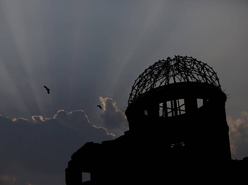 Pássaro sobrevoa o Domo da Bomba Atômica, em Hiroshima. No dia 6 de agosto de 1945, os Estados Unidos soltaram a bomba atômica na cidade, matando cerca de 140 mil dos 350 mil residentes de Hiroshima, no primeiro ataque nuclear da história. Três dias depois, uma segunda bomba foi jogada em Nagasaki