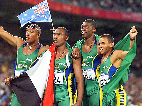 alx_atletismo-brasil-sydney-2000_original.jpeg Os brasileiros André Domingos, Vicente Lenilson, Claudinei Quirino e Edson Luciano,ganharam a medalha de prata no revezamento 4x100 nos Jogos Olímpicos de Sydney , na Austrália - 23/09/2000