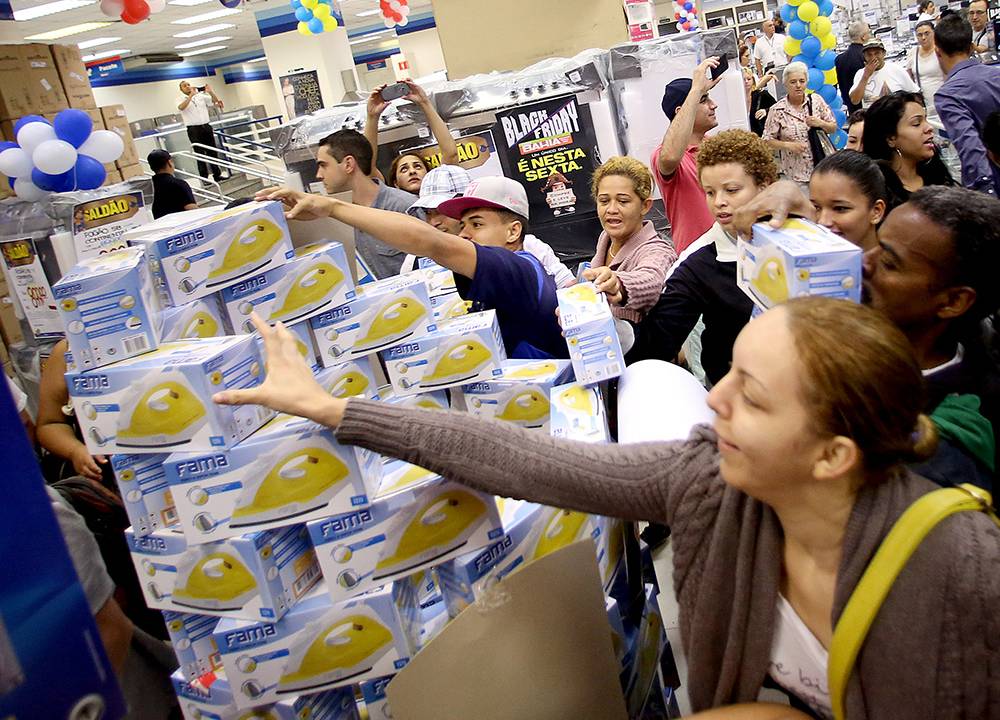 Pessoas comprando no varejo