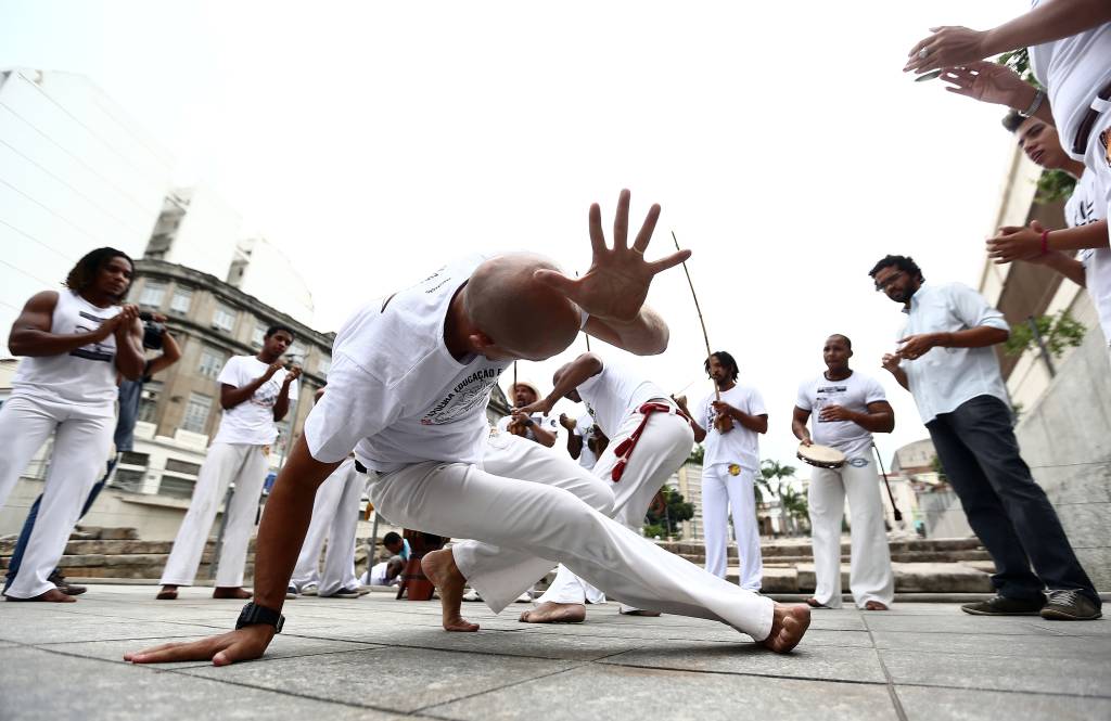 alx_brasil-capoeira-patrimonio-imaterial-original-20141126-002_original.jpeg Roda de Capoeira, organizada pelo Instituto do Patrimônio Histórico e Artístico Nacional (Iphan), na Praça do Valongo, centro do Rio, celebra ao receber, da Unesco, o título de Patrimônio Cultural Imaterial da Humanidade