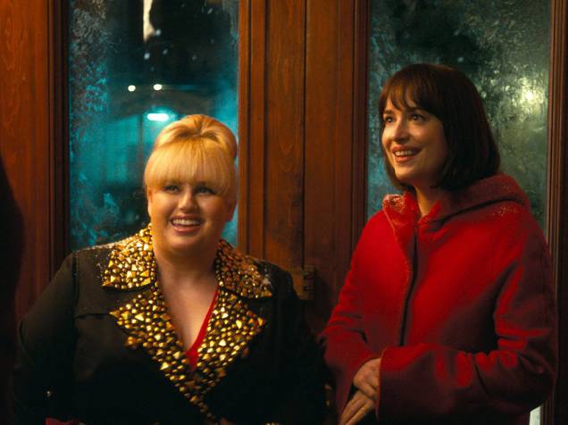 Alice (Dakota Johnson e Robin (Rebel Wilson) no filme Como Ser Solteira Alice (Dakota Johnson e Robin (Rebel Wilson) no filme Como Ser Solteira