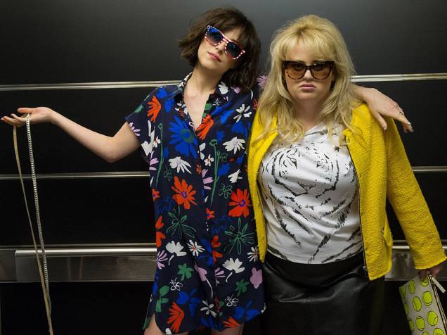 Alice (Dakota Johnson e Robin (Rebel Wilson) no filme Como Ser Solteira Alice (Dakota Johnson e Robin (Rebel Wilson) no filme Como Ser Solteira