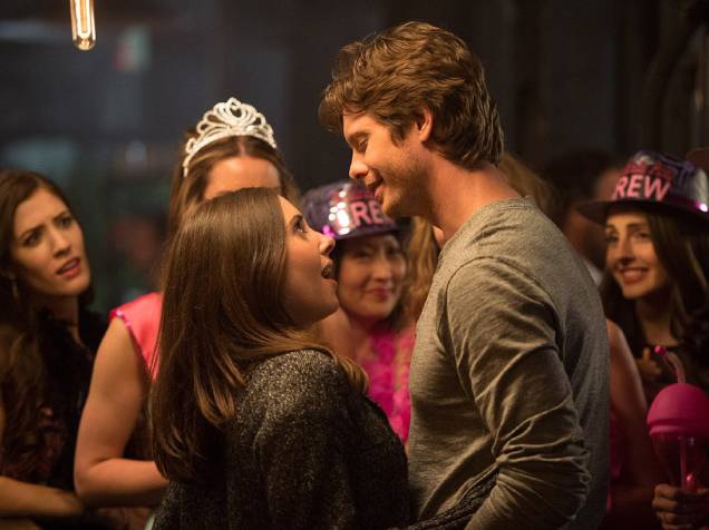 Lucy (Alison Brie) e Tom (Anders Holm) no filme Como Ser Solteira, dirigido por Christian Ditter Lucy (Alison Brie) e Tom (Anders Holm) no filme Como Ser Solteira, dirigido por Christian Ditter