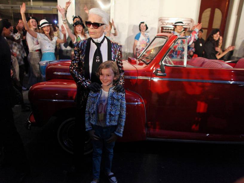 O designer alemão e diretor criativo da Chanel, Karl Lagerfeld posa ao lado de um modelo mirim depois do desfile da tradicional casa de moda francesa em Havana - 03/05/2016