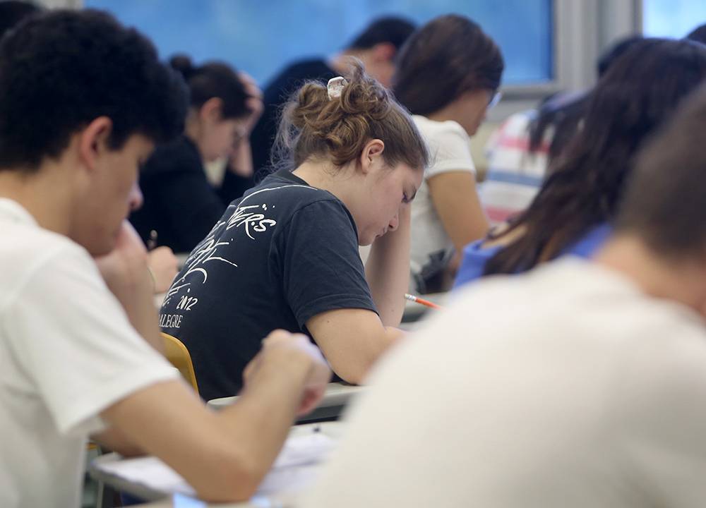 O ProUni oferece bolsas de estudos integrais e parciais (50% da mensalidade) em instituições particulares de educação superior com base nas notas do Exame Nacional do Ensino Médio (Enem)