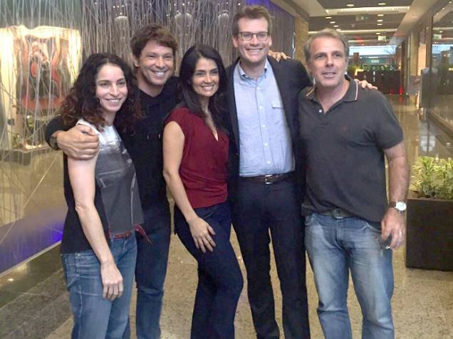 John Green com o elenco de Malhação John Green com o elenco de Malhação