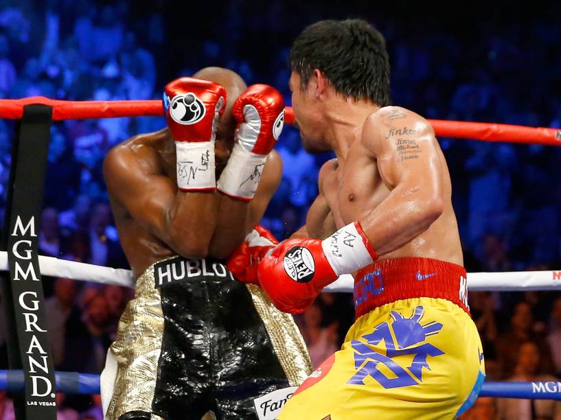O pugilista americano Floyd Mayweather Jr., e o filipino Manny Pacquiao, em luta de unificação do título de meio médio em Las Vegas (EUA)