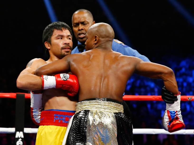 O pugilista americano Floyd Mayweather Jr., e o filipino Manny Pacquiao, em luta de unificação do título de meio médio em Las Vegas (EUA)