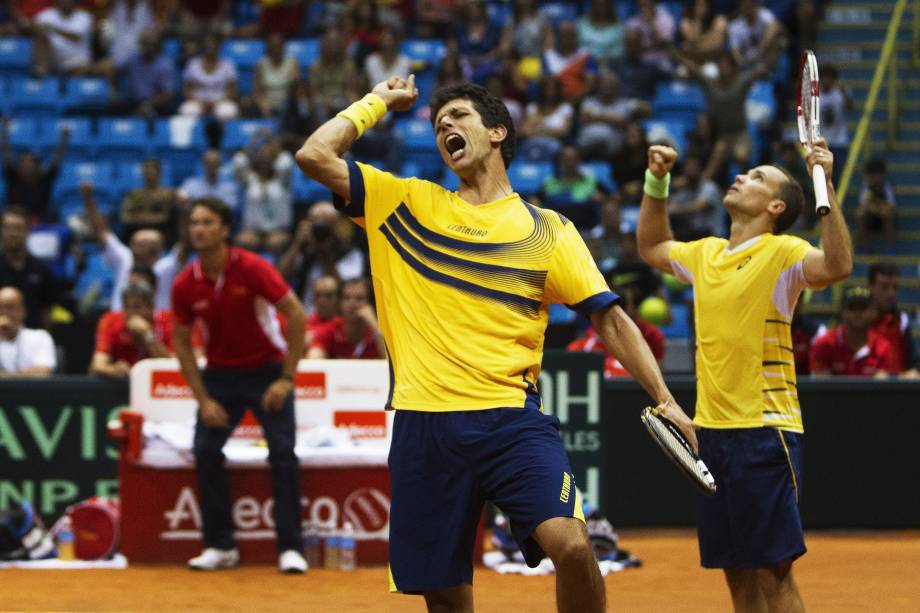 Os brasileiros Marcelo Melo (à esq.) e Bruno Soares comemoram após vencer Marc Lopez e David Marrero da Espanha em duelo da Copa Davis no Ginásio do Ibirapuera, em São Paulo - 13/09/2014