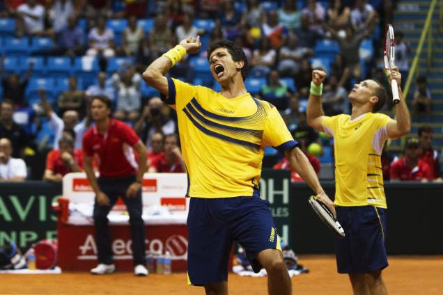 Os brasileiros Marcelo Melo (à esq.) e Bruno Soares comemoram após vencer Marc Lopez e David Marrero da Espanha em duelo da Copa Davis no Ginásio do Ibirapuera, em São Paulo - 13/09/2014 Os brasileiros Marcelo Melo (à esq.) e Bruno Soares comemoram após vencer Marc Lopez e David Marrero da Espanha em duelo da Copa Davis no Ginásio do Ibirapuera, em São Paulo - 13/09/2014