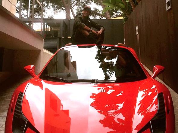 alx_ferrarineymar_original.jpeg Neymar sentou em cima da Ferrari 458 Spider, seu mais novo carro