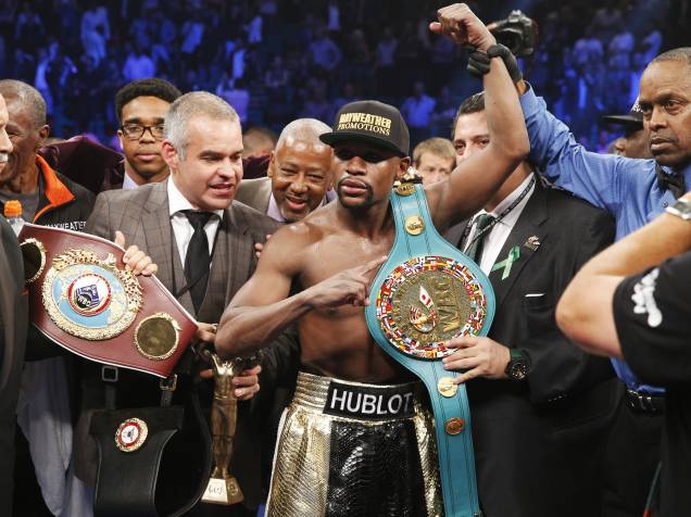 Floyd Mayweather comemora depois de derrotar Manny Pacquiao Floyd Mayweather comemora depois de derrotar Manny Pacquiao