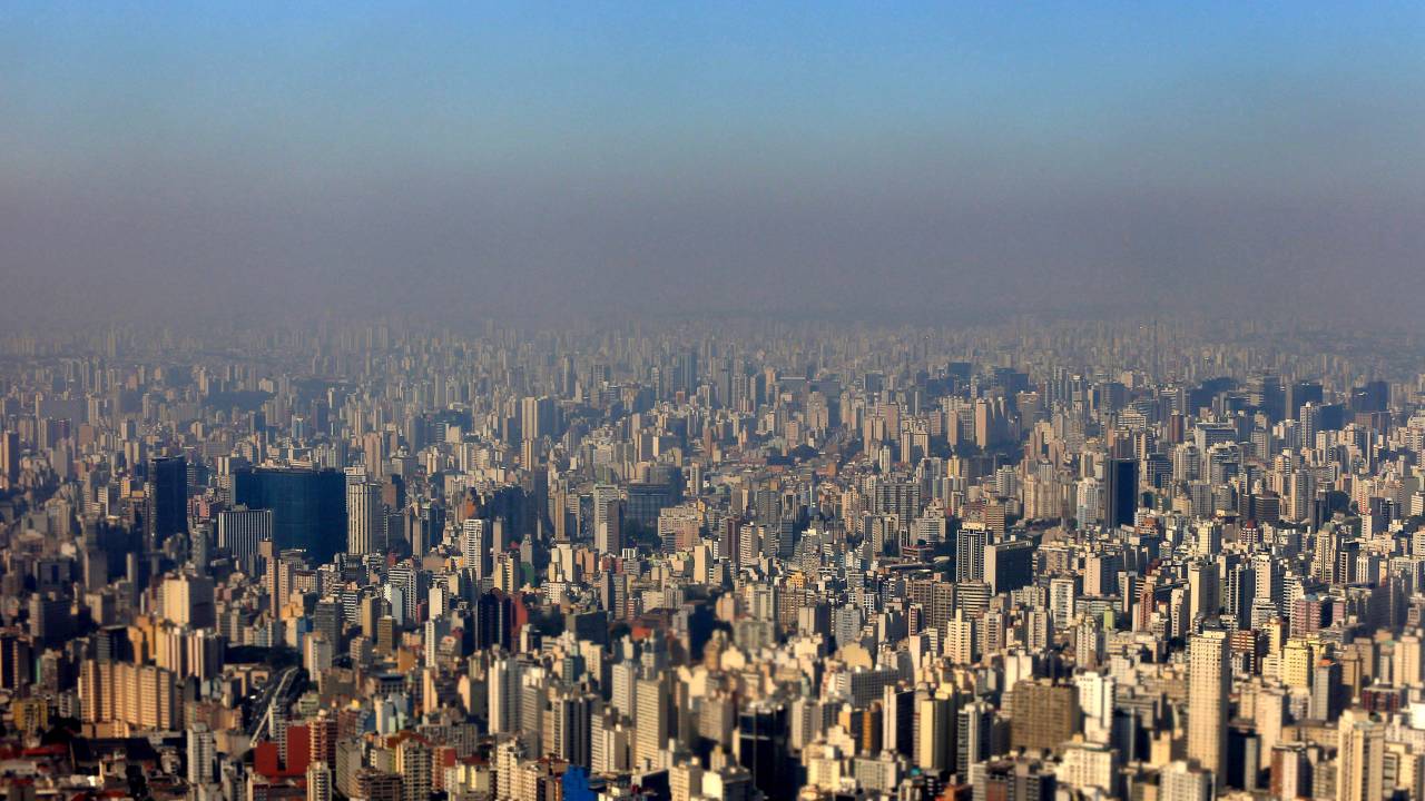 Na imagem, poluição é nítida na cidade de São Paulo. Os termômetros chegam aos 31 graus nesta sexta-feira (12)