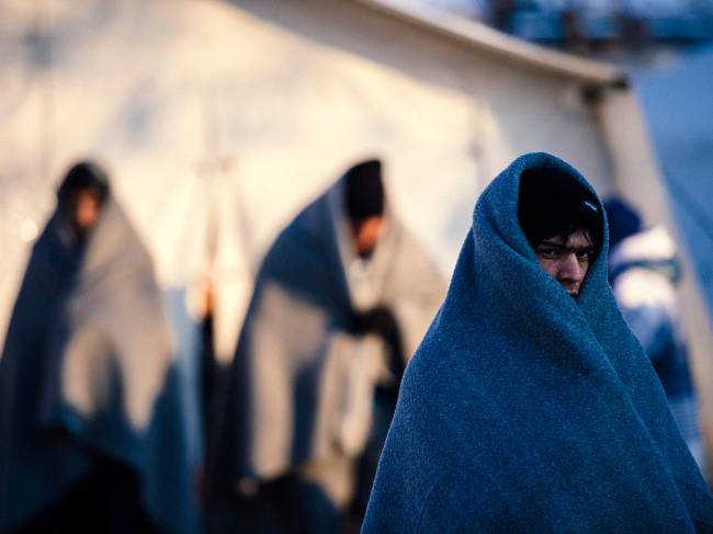 alx_imagens-do-dia-20160120-002_original.jpeg Refugiados se aquecem com cobertores enquanto aguardam um ônibus em um acampamento de registros na cidade sérvia de Presevo - 20/01/2016