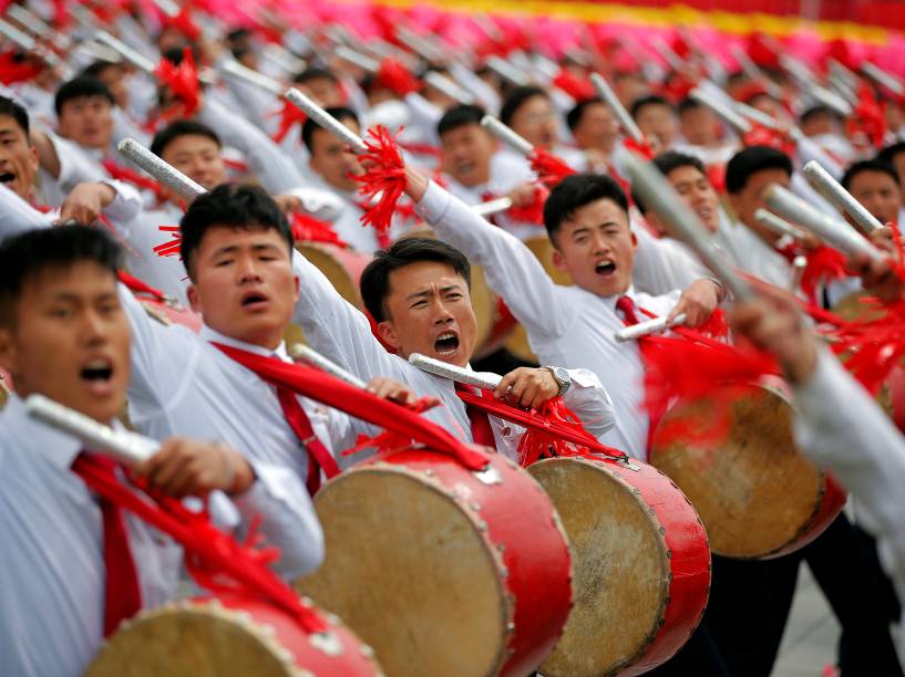 Cidadãos se apresentam para o ditador Kim Jong-Un durante cerimônia de encerramento do congresso do Partido dos Trabalhadores da Coreia do Norte, em Pyongyang - 10/05/2016