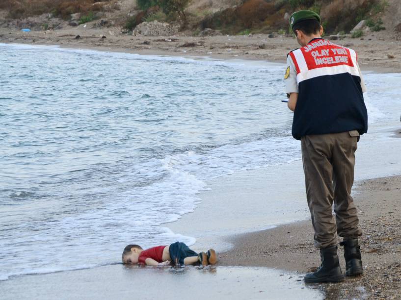 Policial observa o corpo de Aylan Kurdi