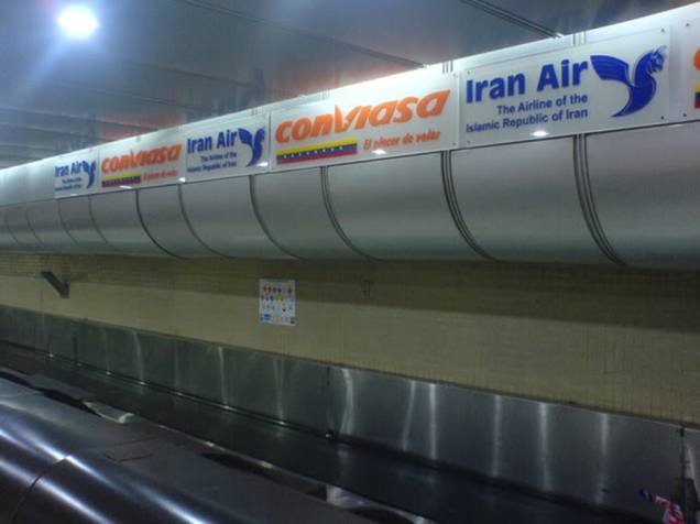 Guichê de despacho de bagagem no Aeroporto de Maiquetia, em Caracas. Operação conjunta das estatais de viação do Irã e Venezuela Guichê de despacho de bagagem no Aeroporto de Maiquetia, em Caracas. Operação conjunta das estatais de viação do Irã e Venezuela