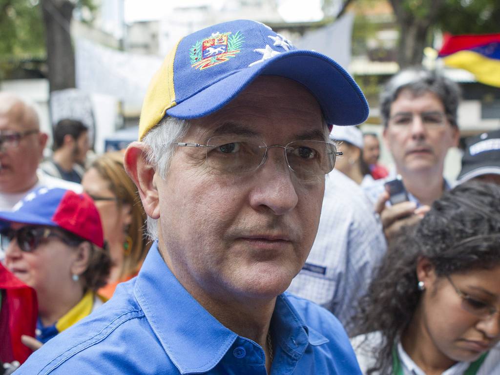 Líder de oposição venezuelano Ledezma volta à prisão domiciliar