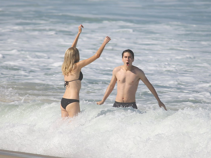 Nat Wolff curte praia em Copacabana