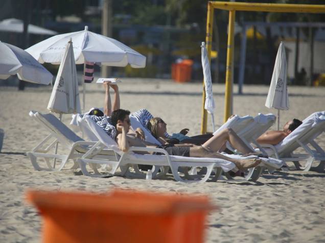 Nat Wolff curte praia em Copacabana Nat Wolff curte praia em Copacabana