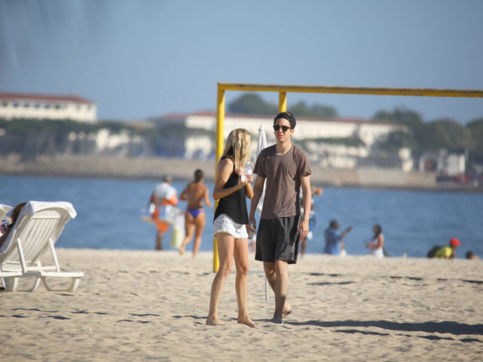 Nat Wolff curte praia em Copacabana