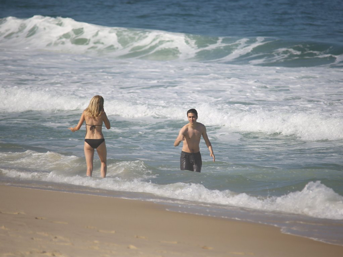 Nat Wolff curte praia em Copacabana