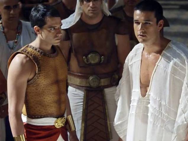<p>Em Os Dez Mandamentos, Moisés (Guilherme Winter) foi criado como irmão do futuro Ramsés II (Sergio Marone)</p> <p>Em Os Dez Mandamentos, Moisés (Guilherme Winter) foi criado como irmão do futuro Ramsés II (Sergio Marone)</p>