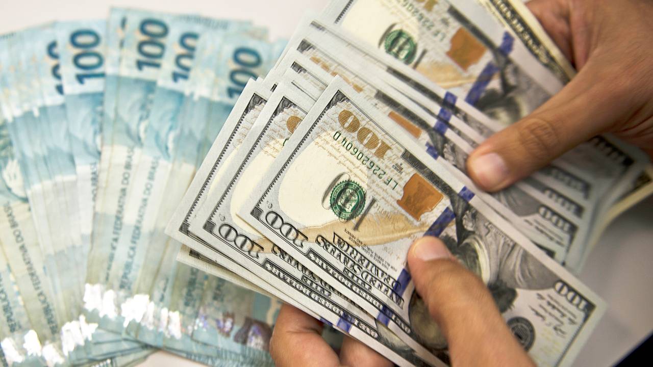 Em agosto, dólar acumula alta de 5,91% e, no ano, de 36%
