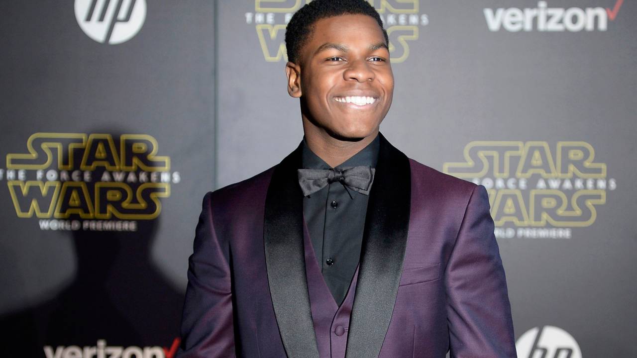 O ator John Boyega, protagonista de 'Star Wars: Episódio VII – O despertar da força', na pré-estreia do filme em Hollywood