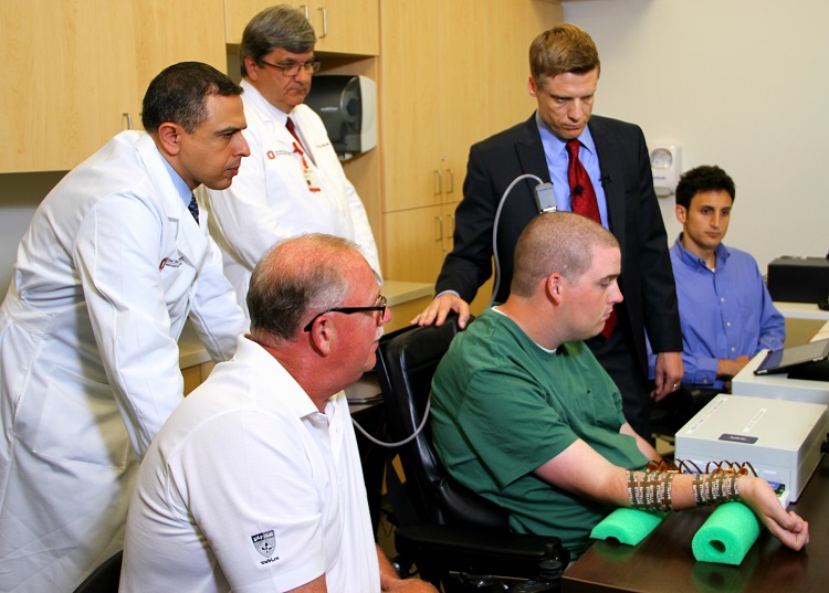 Ian Burkhart sofreu uma lesão de medula quatro anos atrás e foi o primeiro paciente a utilizar o Neurobridge (“Ponte Neural’, em tradução livre)