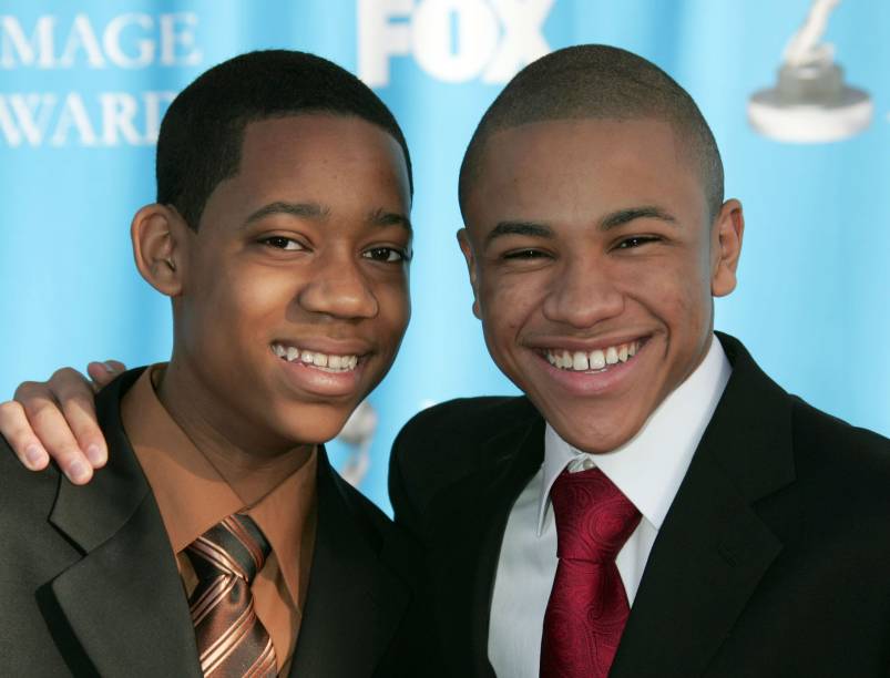 Tyler James Williams posa com Tequan Richmond, que interpretou seu irmão Drew na série Todo Mundo Odeia o Chiris, em 2008, na Califórnia
