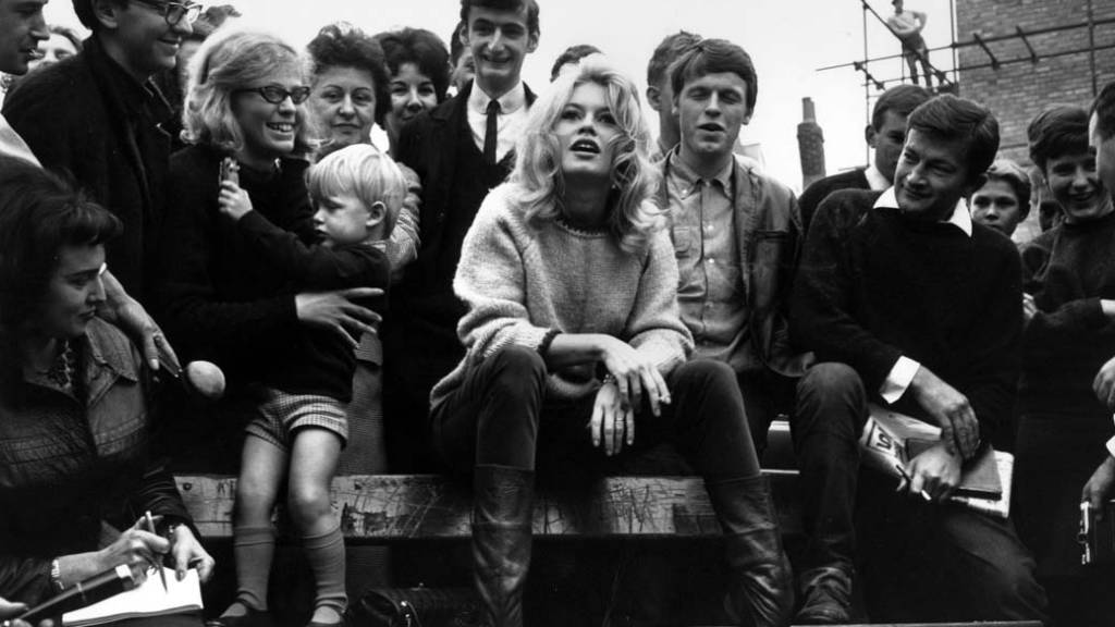 brigitte-bardot-retrospectiva-19631025-05-original.jpeg Brigitte Bardot conversa com a imprensa e com fãs em Londres, em 1963