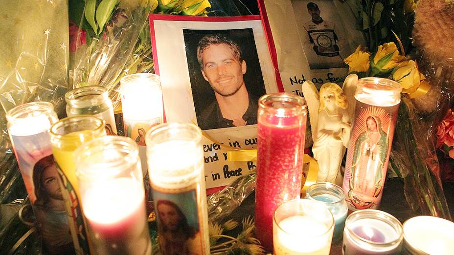 Fãs prestam homenagem ao ator Paul Walker no local de seu acidente, em Valência, na Califórnia