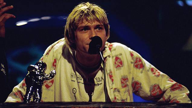 Kurt Cobain durante a cerimônia do MTV Awards em 1992 Kurt Cobain durante a cerimônia do MTV Awards em 1992