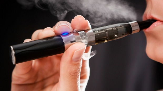 Vape em alta, rouquidão também: pesquisas online sugerem relação entre cigarro eletrônico e problemas vocais