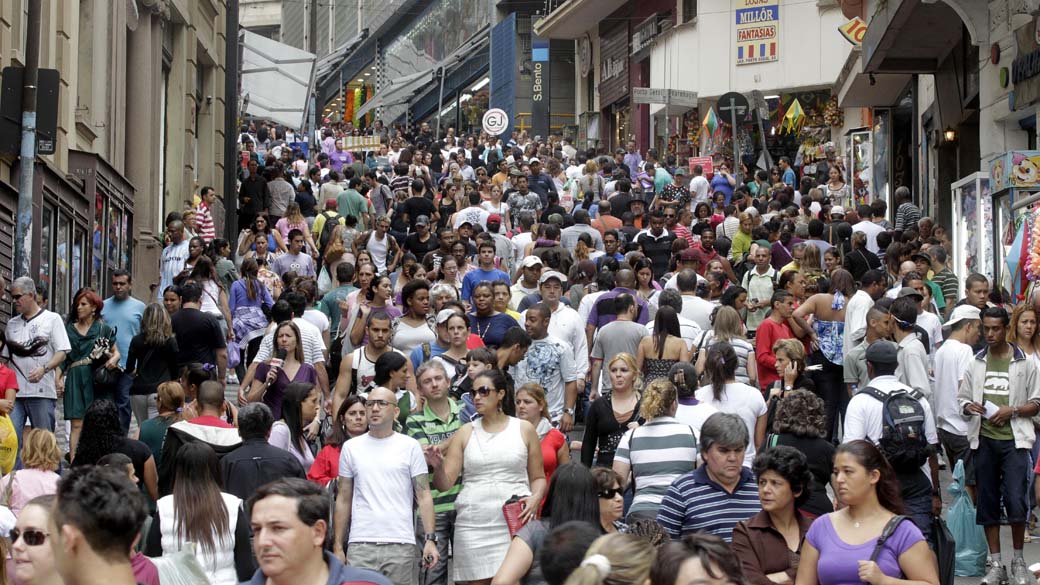Movimento na rua 25 de Março, na véspera do Dia das Mães, São Paulo