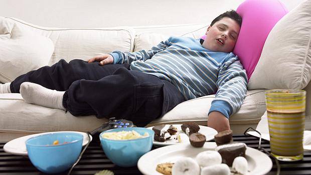 Como dormir mal aumenta o risco de obesidade
