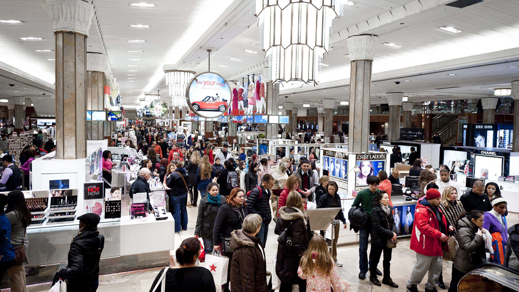 Brasileiros em compras nos Estados Unidos. Loja Macy's na rua 34, em Nova York