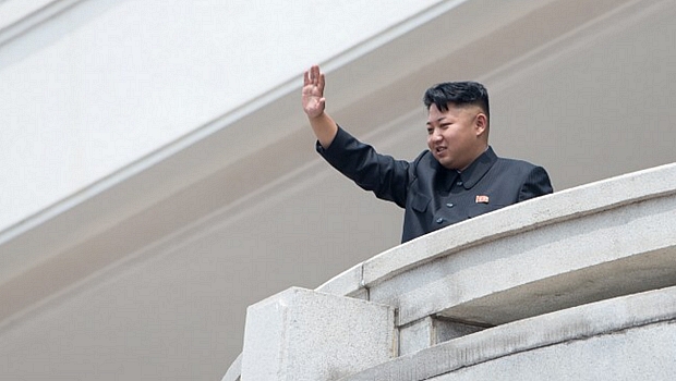 Ditador Kim Jong-un acena durante as comemorações pelo aniversário da trégua que acabou com a Guerra da Coreia Ditador Kim Jong-un acena durante as comemorações pelo aniversário da trégua que acabou com a Guerra da Coreia