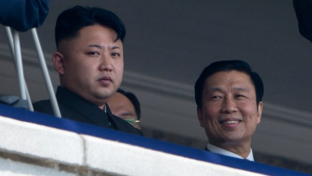 Kim Jong-un assiste ao desfile ao lado do vice-presidente da China Kim Jong-un assiste ao desfile ao lado do vice-presidente da China