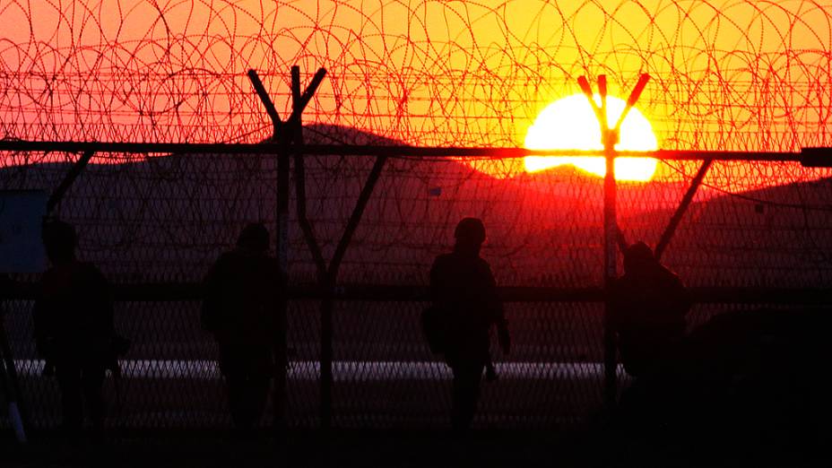 Soldados da Coreia do Sul patrulham fronteira perto da aldeia de Panmunjom em Paju, Coreia do Sul