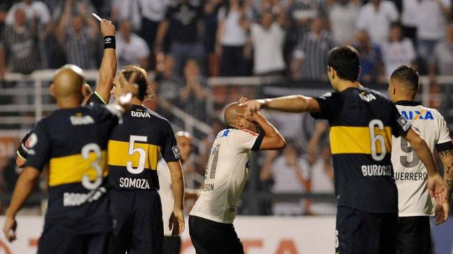 corinthians-boca-juniors-20130515-07-original.jpeg Emerson lamenta cartão, durante jogo entre Corinthians e Boca Juniors, pela copa Libertadores, no estádio Pacaembu em São Paulo