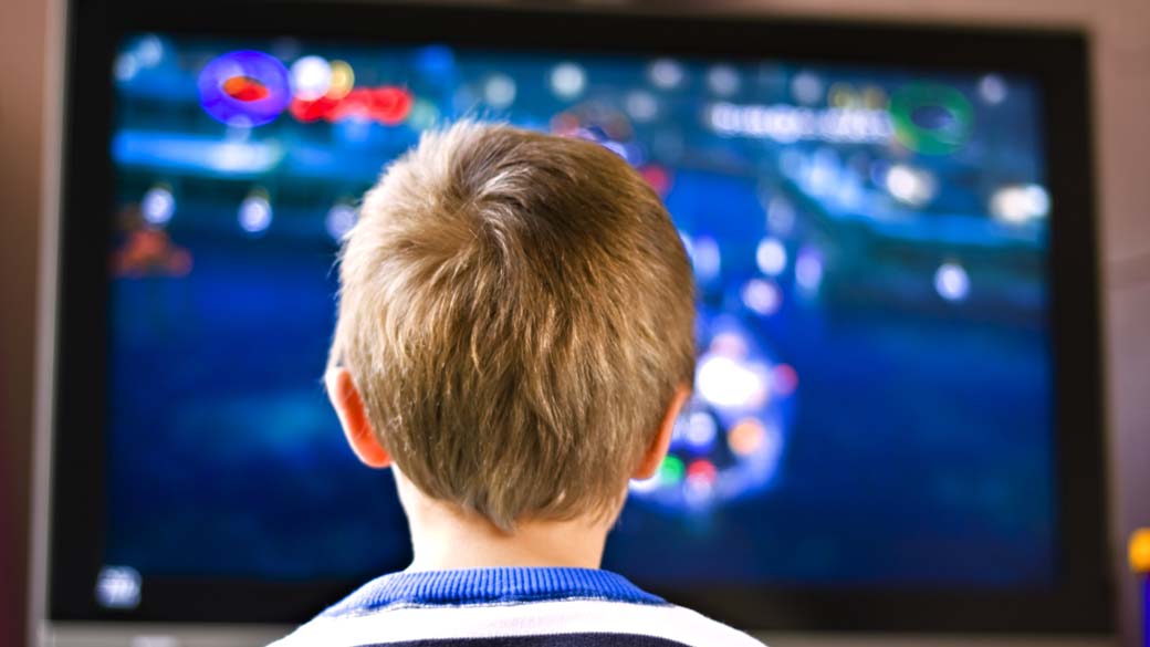 Entre uma e duas horas por dia em frente à TV é o suficiente para aumentar em 47% o risco de obesidade e em 43% o de sobrepeso, em crianças de cinco a oito anos