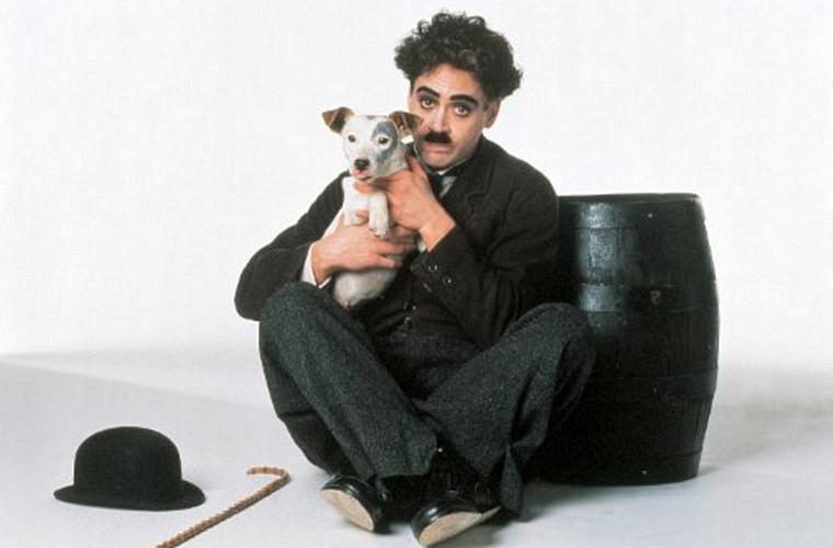 downey-jr-chaplin-original.jpeg Como Charles Chaplin, no filme de 1992 que retrata a vida de um dos maiores gênios do cinema.
